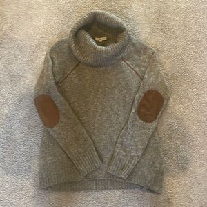 Cute comfy sweater in great condition.  Generous xs.  Suede elbow patches